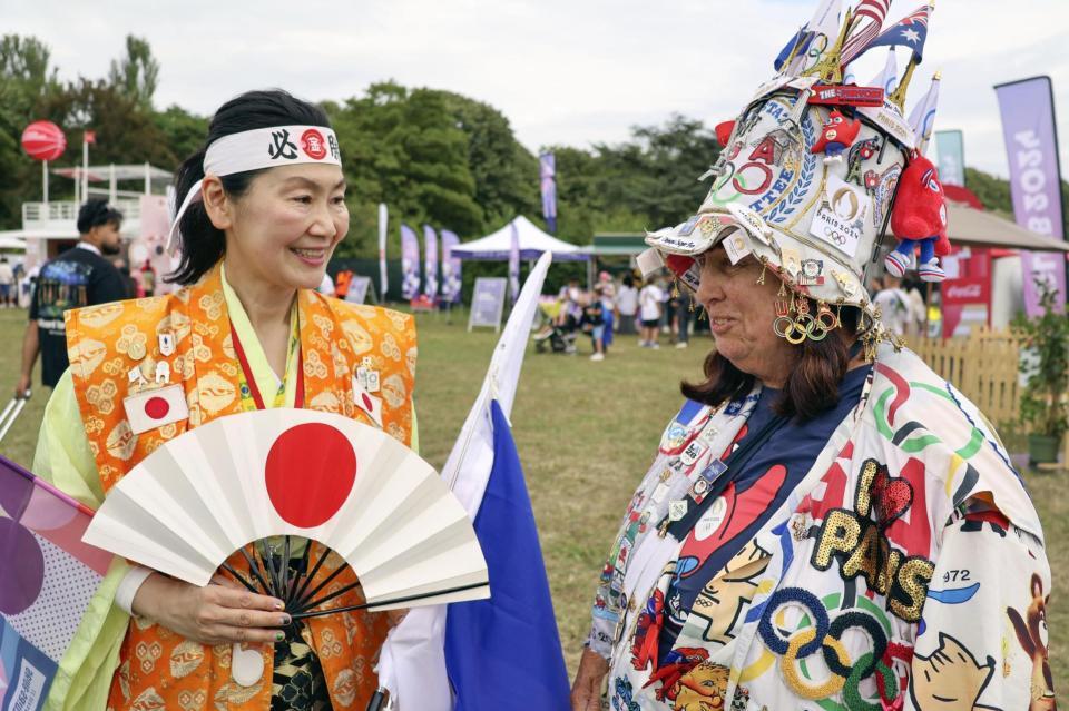 　対面を果たした石川恭子さん（左）とビビアン・ロビンソンさん＝25日、パリ郊外（共同）