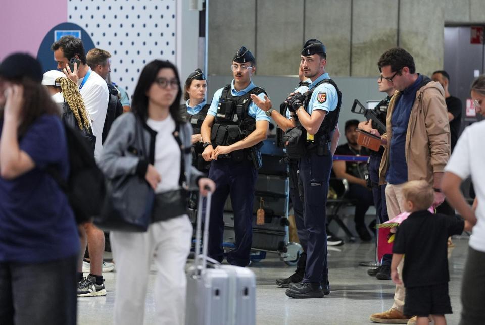 　パリ近郊のシャルル・ドゴール空港で警戒する憲兵隊（中央）＝25日（共同）