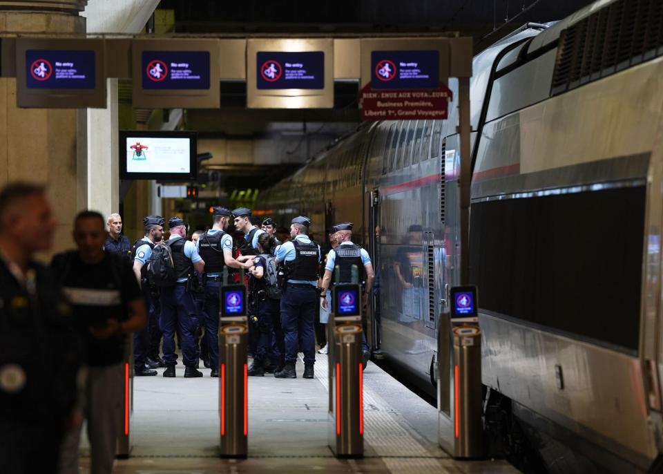 　モンパルナス駅のホームに集まる憲兵隊ら。高速列車ＴＧＶの路線網に大規模な破壊行為があった＝26日、パリ（共同）