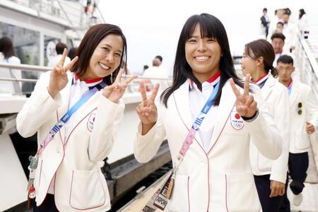 　パリ五輪の開会式を前に、写真に納まる日本代表選手＝26日、パリ（ゲッティ＝共同）