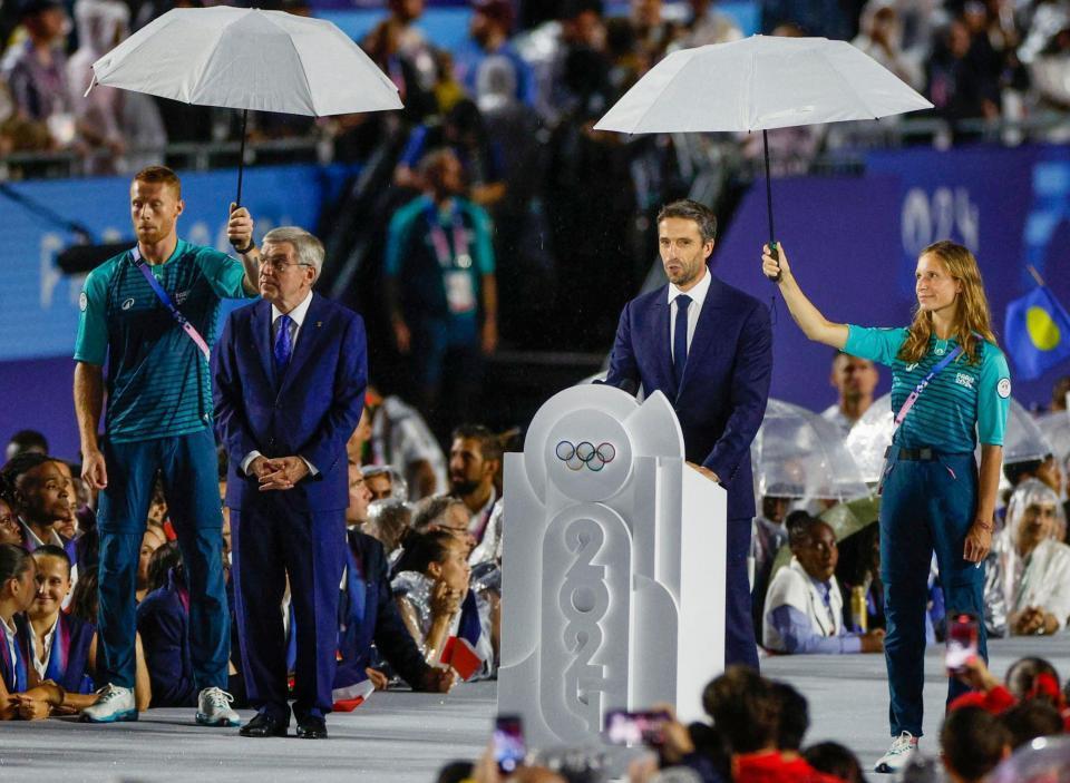 　パリ五輪の開会式であいさつする大会組織委のエスタンゲ会長。その左はＩＯＣのバッハ会長（共同）