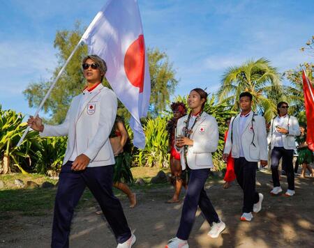 　サーフィンが行われるタヒチで行われたセレモニーに臨む（左から）五十嵐カノア、松田詩野、稲葉玲王、オレアリー・コナー（共同）