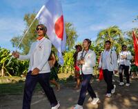 　サーフィンが行われるタヒチで行われたセレモニーに臨む（左から）五十嵐カノア、松田詩野、稲葉玲王、オレアリー・コナー（共同）