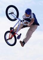 　男子ＢＭＸフリースタイル・パーク決勝で演技する中村輪夢（共同）