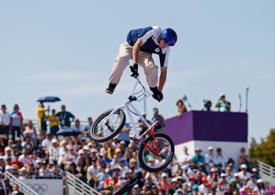 　男子ＢＭＸフリースタイル・パーク決勝で演技する中村輪夢（共同）