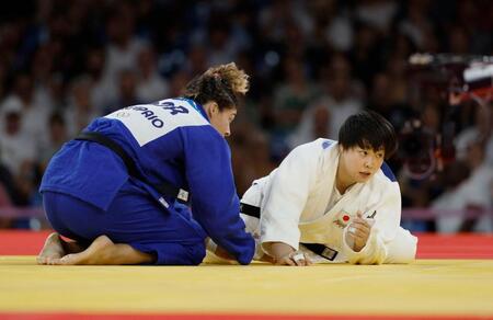 　女子78キロ級３位決定戦でポルトガル選手（左）に敗れた高山莉加（共同）