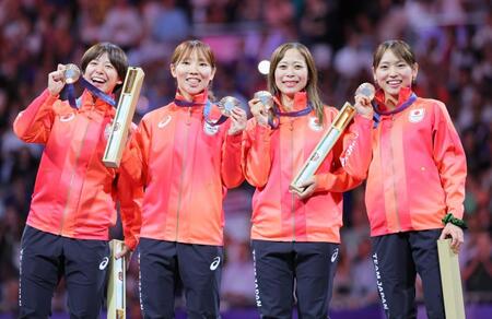 　銅メダルを獲得し喜ぶフェンシング女子フルーレ日本代表。（左から）宮脇花綸、上野優佳、菊池小巻、東晟良（撮影・吉澤敬太）