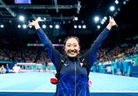 　女子決勝を終え、笑顔で写真に納まる森ひかる（共同）