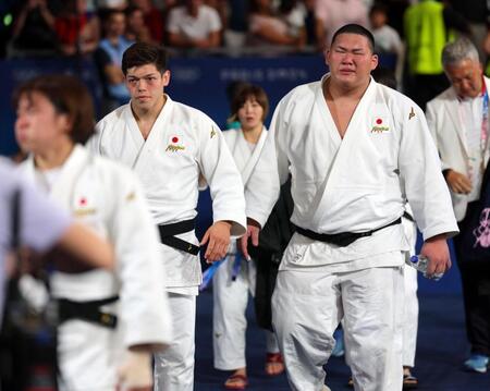 　混合団体決勝でフランスに敗れ、肩を落とし引き揚げる斉藤立（右）、村尾三四郎ら