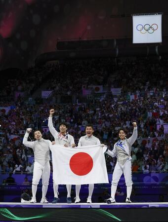 　フェンシング男子フルーレ団体で金メダルを獲得した（左から）永野雄大、敷根崇裕、松山恭助、飯村一輝（共同）