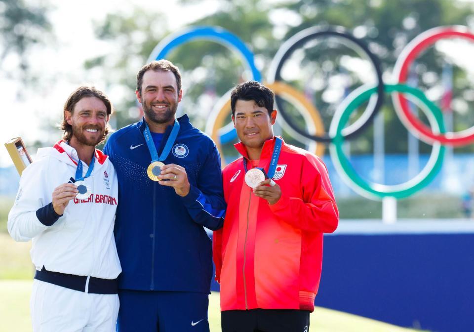 　パリ五輪の男子ゴルフで銅メダルを獲得した松山英樹（右）＝共同