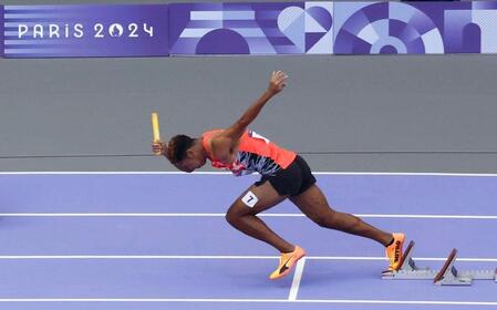 　男子４００メートルリレー予選、スタートする第１走者のサニブラウン・ハキーム（共同）