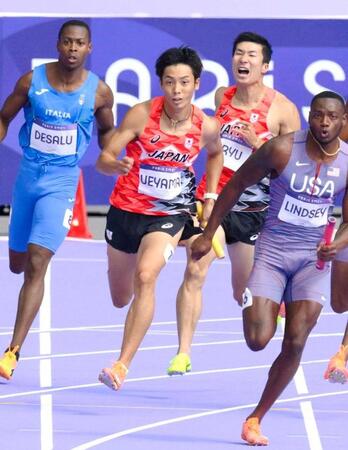 　男子４００メートルリレー予選、第３走者の桐生祥秀（右から２人目）からバトンを受け、力走するアンカーの上山紘輝（共同）