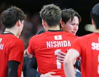 　涙を流しながら西田（１）、石川祐希（左）と抱き合う高橋藍＝５日、パリ南アリーナ