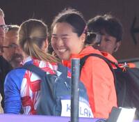 　予選を終え、クロアチアのコラク（左）と笑顔を見せ合う北口榛花（撮影・吉澤敬太）