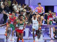 　男子３０００メートル障害で８位入賞　水濠を越える三浦龍司（奥右から２人目）＝共同