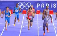 　男子４００メートルリレー予選、第３走者の桐生祥秀（中央奥）からバトンを受け、力走するアンカーの上山紘輝（共同）