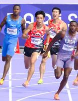 　男子４００メートルリレー予選、第３走者の桐生祥秀（右から２人目）からバトンを受け、力走するアンカーの上山紘輝（共同）