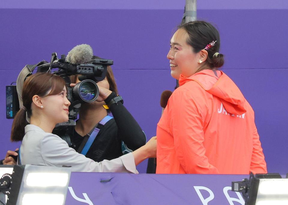 　予選後、インタビューを受ける北口榛花（撮影・吉澤敬太）