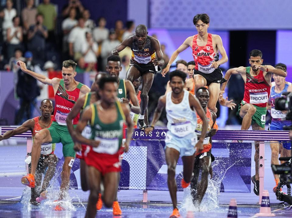 　男子３０００メートル障害で８位入賞　水濠を越える三浦龍司（奥右から２人目）＝共同