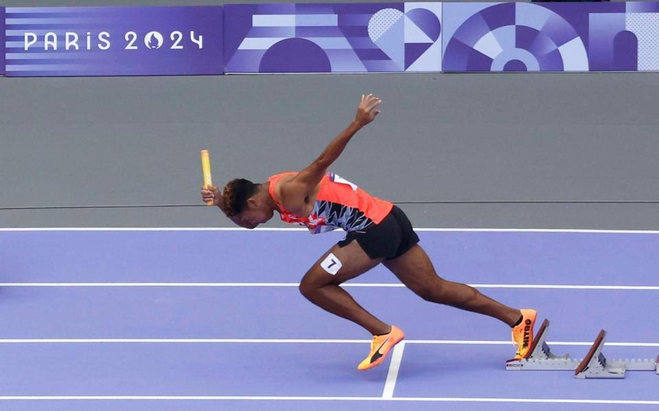 　男子４００メートルリレー予選、スタートする第１走者のサニブラウン・ハキーム（共同）