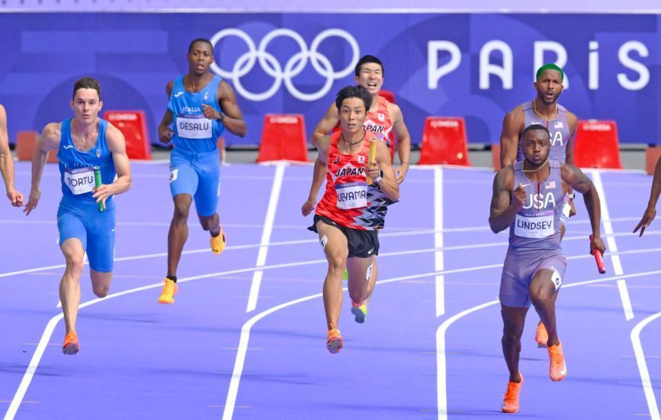 　男子４００メートルリレー予選、第３走者の桐生祥秀（中央奥）からバトンを受け、力走するアンカーの上山紘輝（共同）