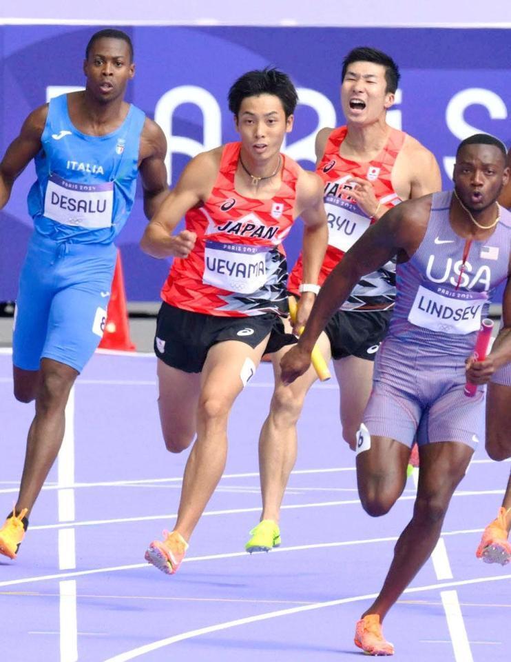 　男子４００メートルリレー予選、第３走者の桐生祥秀（右から２人目）からバトンを受け、力走するアンカーの上山紘輝（共同）