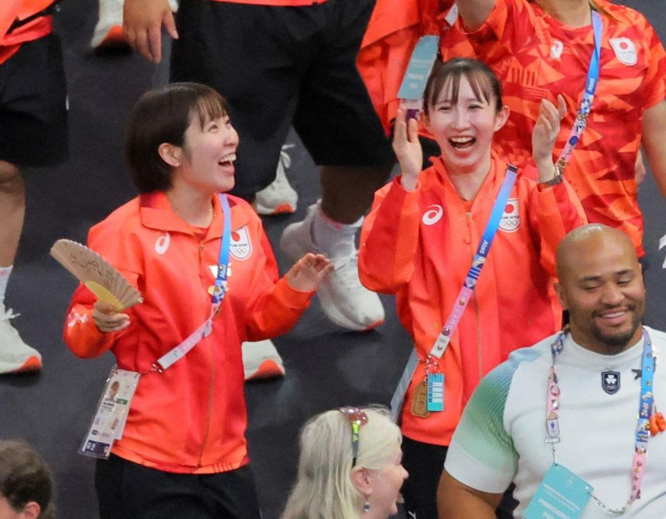 　笑顔を見せる平野美宇（左）と早田ひな（撮影・吉澤敬太）