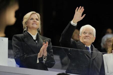 　開会式で紹介され手を振るイタリアのマッタレッラ大統領。左はＩＯＣのコベントリー会長（代表撮影）