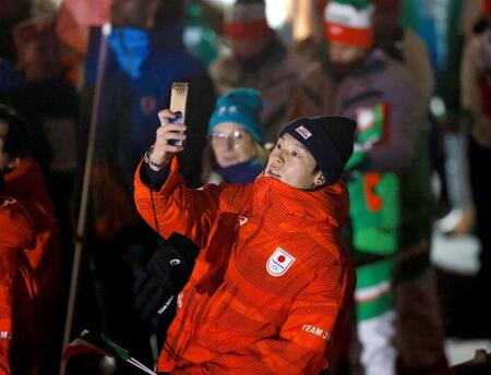 ミラノ・コルティナ五輪　伊プレダッツォで開催された開会式に参加したスキージャンプ男子の小林陵侑（６日午後８時５６分、イタリア・プレダッツォで）＝代表撮影