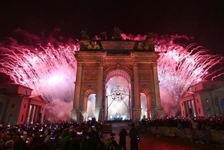 　ミラノ・コルティナ五輪　「平和の門」でともされた聖火（代表撮影）