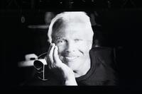 　開会式のスクリーンに映し出されたジョルジオ・アルマーニさんの映像（代表撮影）