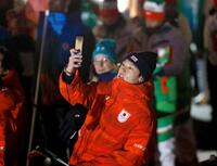 ミラノ・コルティナ五輪　伊プレダッツォで開催された開会式に参加したスキージャンプ男子の小林陵侑（６日午後８時５６分、イタリア・プレダッツォで）＝代表撮影