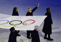 　開会式で五輪旗を運ぶ秋葉忠利前広島市長（上中央）＝代表撮影