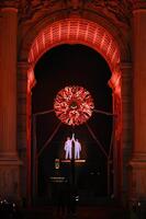 ミラノ・コルティナ五輪　「平和の門」でともされた聖火（代表撮影）