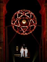 　ミラノ・コルティナ五輪　「平和の門」でともされた聖火（代表撮影）