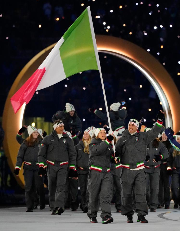 開会式で入場行進するイタリア選手団＝６日、イタリア・ミラノ（共同）