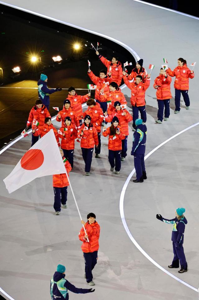 　ミラノ・コルティナ冬季五輪の開会式で、旗手の森重航を先頭に入場行進する日本選手団（共同）