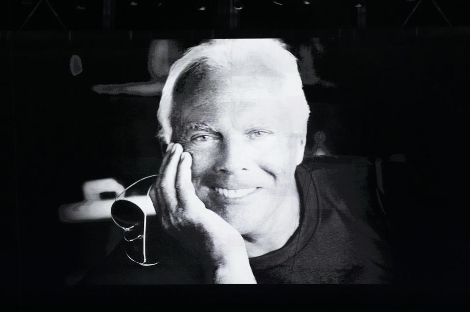 　開会式のスクリーンに映し出されたジョルジオ・アルマーニさんの映像（代表撮影）