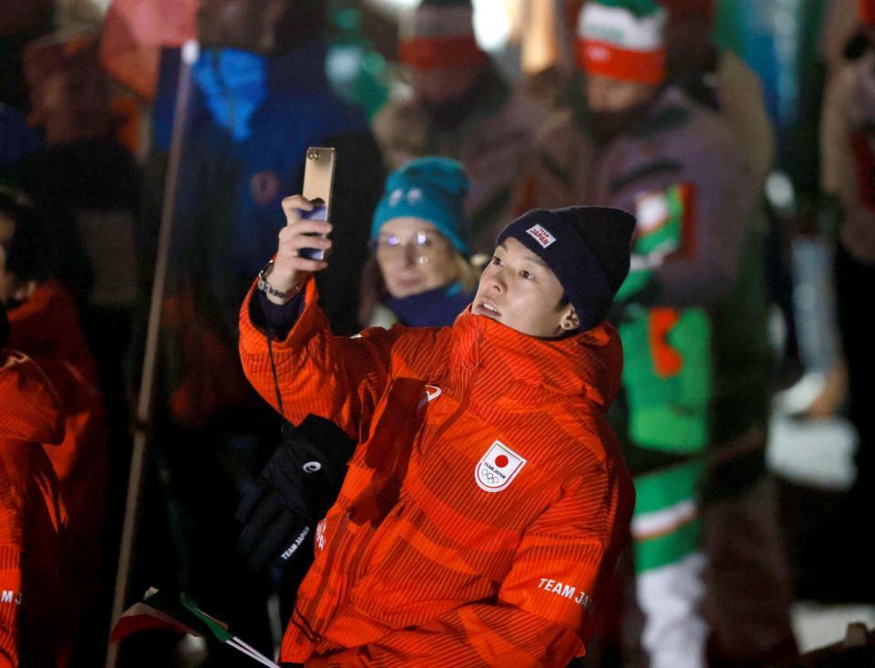 ミラノ・コルティナ五輪　伊プレダッツォで開催された開会式に参加したスキージャンプ男子の小林陵侑（６日午後８時５６分、イタリア・プレダッツォで）＝代表撮影