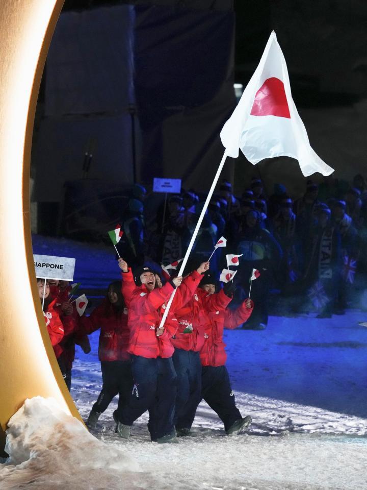 　ミラノ・コルティナ冬季五輪の開会式で旗手の冨田せなを先頭に入場する日本選手団（代表撮影）