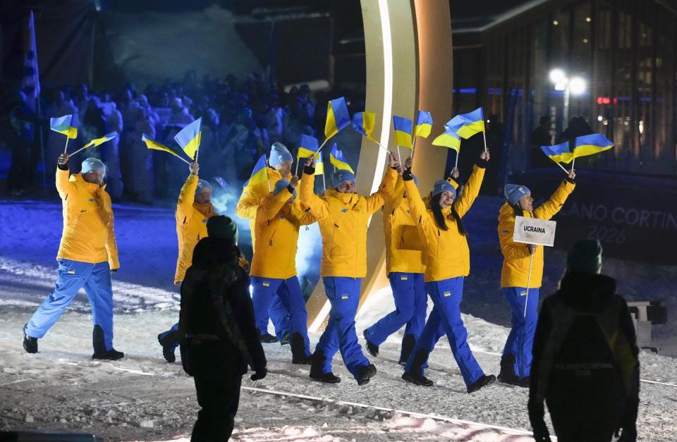 　ミラノ・コルティナ冬季五輪の開会式で入場行進するウクライナ選手団（代表撮影）