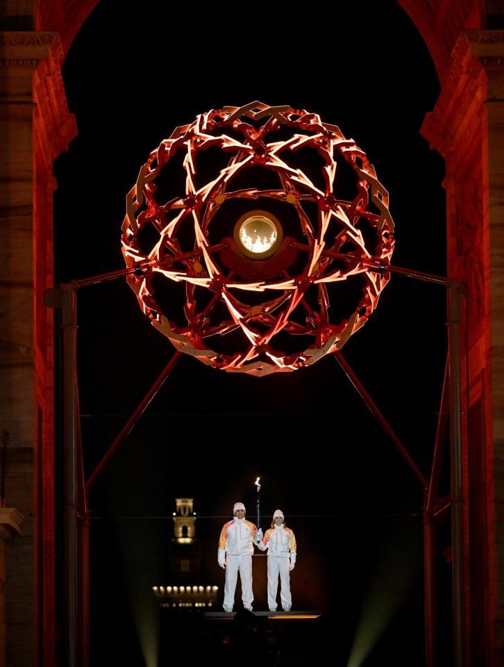 　ミラノ・コルティナ五輪　「平和の門」でともされた聖火（代表撮影）