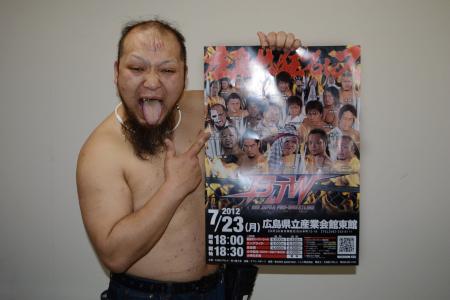 　大日本プロレス広島大会をＰＲする“黒天使”沼澤邪鬼