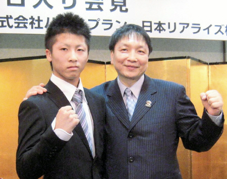 　“怪物”井上尚弥（左）に最速世界戴冠を期待する大橋会長
