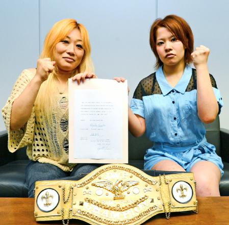 調印式を終え、気合の入る春山香代子と大畠美咲