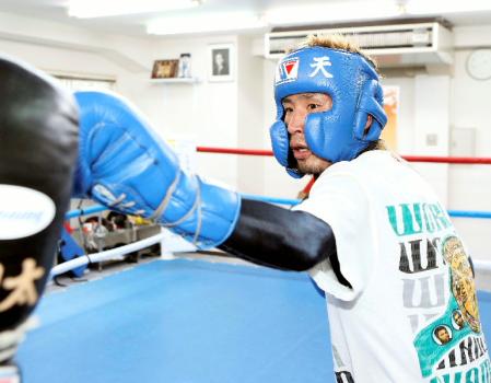 　スパーリングで汗を流すＷＢＣスーパーフライ級チャンピオンの佐藤洋太＝東京都新宿区の協栄ジム
