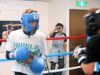 　公開練習でスパーリングを行った佐藤洋太＝東京都新宿区の協栄ジム