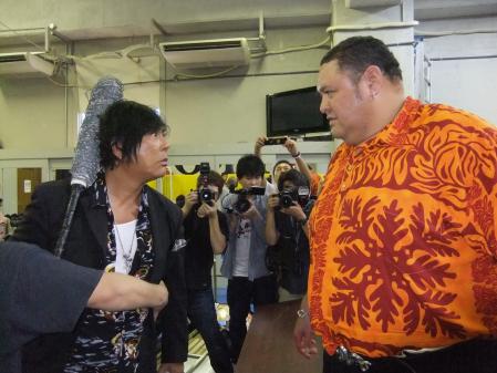 　一触即発の大仁田厚（左）と曙