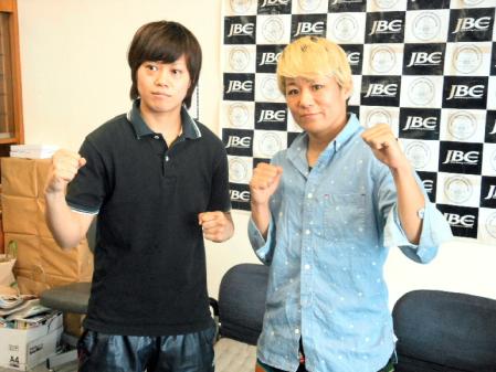 ファイティングポーズを取る王者・天海ツナミと挑戦者・山口直子＝東京都文京区のＪＢＣ本部事務局